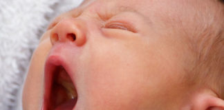 Kolki u niemowląt – co robić, by zmniejszyć ryzyko pojawienia się dolegliwości? Jakie działania podjąć, gdy kolka jednak się pojawi? Krótki poradnik