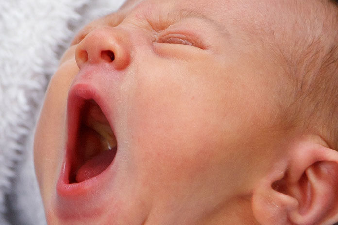 Kolki u niemowląt – co robić, by zmniejszyć ryzyko pojawienia się dolegliwości? Jakie działania podjąć, gdy kolka jednak się pojawi? Krótki poradnik