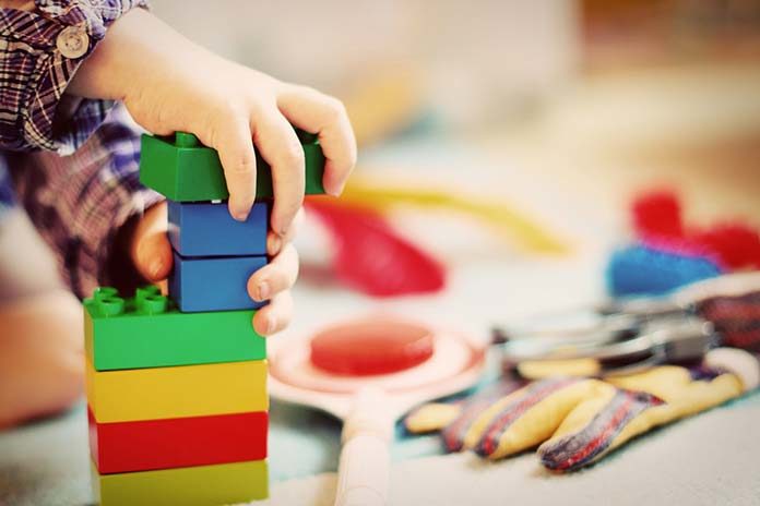 Puzzle, zabawki Fisher Price i 2 inne pomysły na prezent dla dziecka