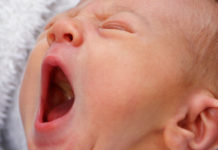 Kolki u niemowląt – co robić, by zmniejszyć ryzyko pojawienia się dolegliwości? Jakie działania podjąć, gdy kolka jednak się pojawi? Krótki poradnik