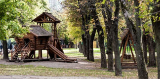 Jak wybrać producenta drewnianych placów zabaw