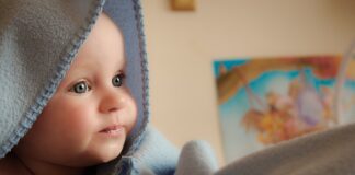 Dlaczego niemowlę denerwuję się przy karmieniu piersią?