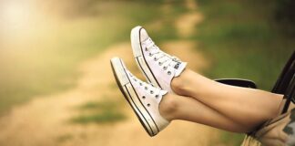 Jak założyć dziecku buty niemowlakowi?