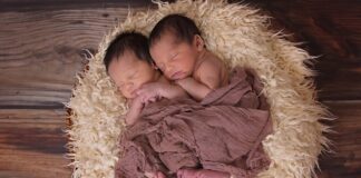 Czy niemowlęta potrafią pływać?