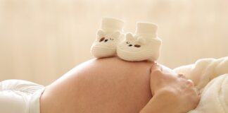 Czy zakładać dziecku skarpetki w domu?