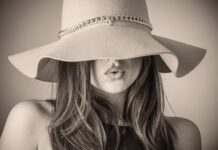 Dlaczego dziecko macha głową na boki?