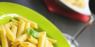 Jak używać makaronu do pływania?